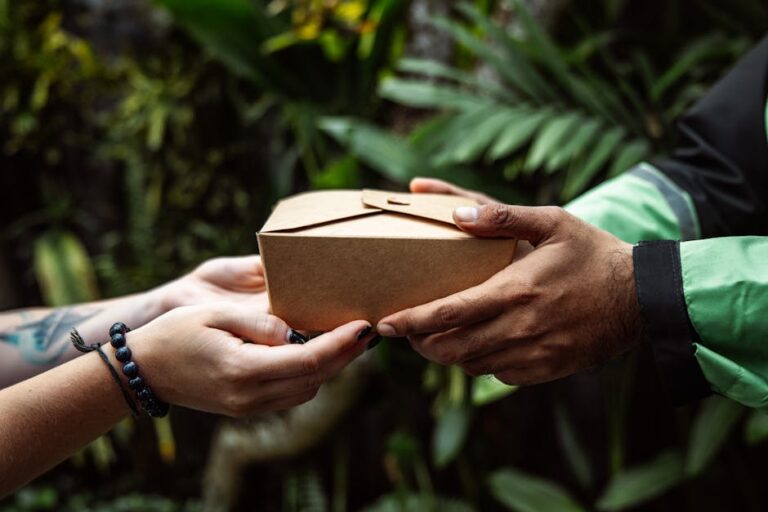 sustainable ecommerce growth eco-friendly parcel delivery green city - sustainable ecommerce growth